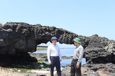 Chủ tịch Ủy ban nhân dân tỉnh Quảng Ngãi Nguyễn Hoàng Giang thị sát cổng Tò Vò, tuyệt tác thiên nhiên độc đáo trên đảo Lý Sơn.