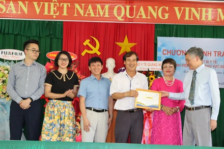 Gia đình Giáo sư, Tiến sĩ, Nhà giáo Nhân dân Đào Văn Long trao biểu trưng tặng hệ thống máy siêu âm thế hệ mới cho lãnh đạo Bệnh viện Đặng Thùy Trâm.