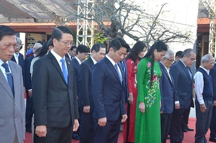 Các đại biểu dành một phút mặc niệm tưởng nhớ cố Thủ tướng Phạm Văn Đồng.