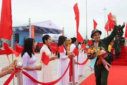 Tuổi trẻ Quảng Ngãi nô nức lên đường nhập ngũ vào sáng 13/2/2025.