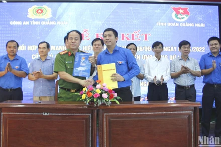 Lãnh đạo Công an tỉnh Quảng Ngãi và Tỉnh đoàn Quảng Ngãi ký kết kế hoạch phối hợp đẩy mạnh thực hiện Đề án 06. 
