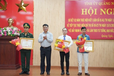 Lãnh đạo Tỉnh ủy Quảng Ngãi trao Bằng khen của Thủ tướng Chính phủ cho các tập thể, cá nhân điển hình trong học tập và làm theo Bác.