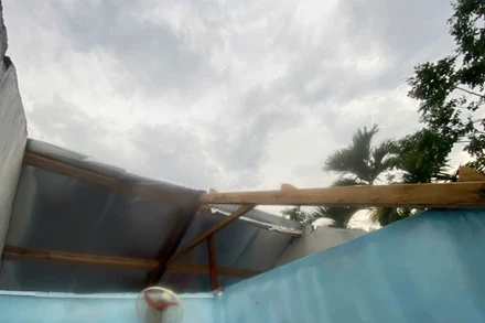 Giông lốc, mưa đá khiến nhiều nhà ở của người dân xã Ba Vì, huyện Ba Tơ (Quảng Ngãi) bị hư hỏng nặng.