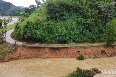 Lũ lớn làm tuyến đường bê-tông xi-măng từ Ủy ban nhân dân xã Sơn Bao đi thôn Nước Bao bị sạt lở nghiêm trọng, có đoạn ngoạm vào bên trong tạo hàm ếch sâu từ 8m-12m.