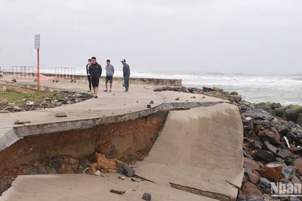 Vị trí khóa cuối kè chống sạt lở bờ biển thôn Phổ Trường, xã An Phú, thành phố Quảng Ngãi bị sạt lở nghiêm trọng.