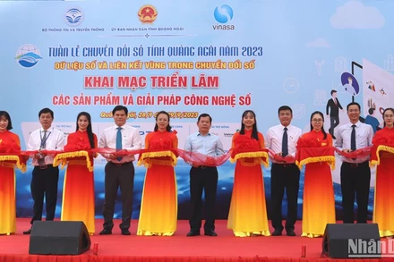 Lãnh đạo tỉnh Quảng Ngãi, các sở ngành và đại diện doanh nghiệp cắt băng khai mạc triển lãm sản phẩm và giải pháp công nghệ số. 