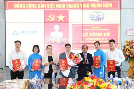 Trao quyết định chỉ định Ban Chấp hành Chi bộ Công ty cổ phần thép Hòa Phát Dung Quất.