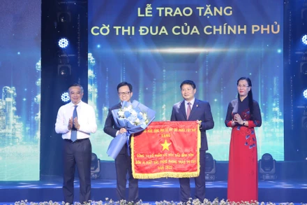 Lãnh đạo Tập đoàn Dầu khí Việt Nam và tỉnh Quảng Ngãi trao Cờ thi đua của Chính phủ cho lãnh đạo BSR. 
