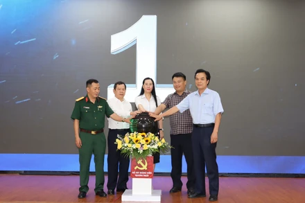 Lãnh đạo tỉnh Quảng Ngãi và đơn vị cung cấp phần mềm thực hiện nghi thức khai trương phần mềm Sổ tay đảng viên điện tử .