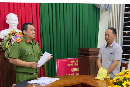 Công an huyện Tư Nghĩa (Quảng Ngãi) tống đạt quyết định khởi tố bị can, lệnh bắt tạm giam 3 tháng đối với bị can Phan Thượng Mỹ. ( Ảnh: Công an huyện Tư Nghĩa cung cấp)