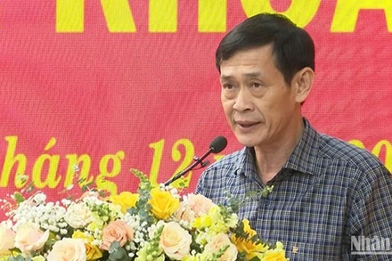 Phó Chủ nhiệm Thường trực Ủy ban Kiểm tra Tỉnh ủy Quảng Ngãi Lê Văn Huy trình bày báo cáo tóm tắt kết quả thực hiện nhiệm vụ kiểm tra, giám sát và thi hành kỷ luật của Đảng bộ tỉnh năm 2024. 