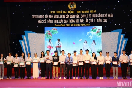 Lãnh đạo tỉnh Quảng Ngãi và Liên đoàn Lao động tỉnh Quảng Ngãi trao quà, động viên các tân sinh viên. 