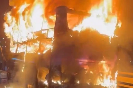 Hiện trường vụ cháy xe khách khi đang lưu thông trên cầu Trà Khúc 2, thuộc địa bàn thành phố Quảng Ngãi (tỉnh Quảng Ngãi).