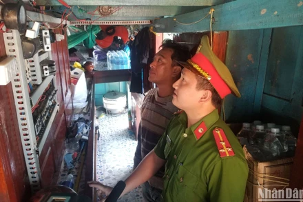 Lực lượng Cảnh sát phòng cháy chữa cháy và cứu hộ cứu nạn Công an tỉnh Quảng Ngãi kiểm tra, hướng dẫn ngư dân bảo đảm các điều kiện về an toàn phòng cháy, chữa cháy khi neo đậu tại cảng cá.