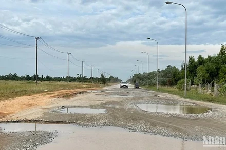 Nhiều tuyến đường giao thông ở địa bàn Khu kinh tế Dung Quất bị xuống cấp nghiêm trọng, cần được đầu tư nâng cấp.