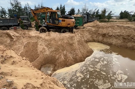 Hiện trường khai thác cát trái phép tại Khu du lịch sinh thái Thiên Đàng.