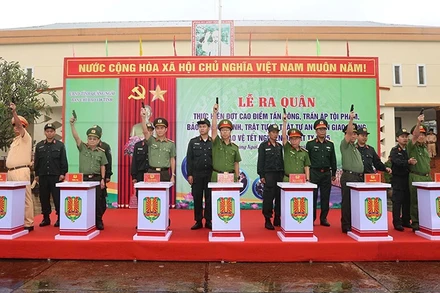Lãnh đạo Công an tỉnh Quảng Ngãi và đại diện các lực lượng thực hiện nghi thức phát lệnh ra quân cao điểm tấn công trấn áp tội phạm dịp Tết Nguyên đán Ất Tỵ.