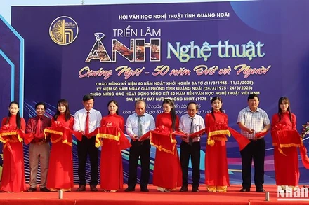 Nghi thức cắt băng khai mạc triển lãm ảnh nghệ thuật “Quảng Ngãi-50 năm, Đất và Người”.