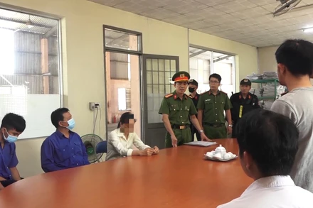 Lực lượng chức năng thực hiện Lệnh khám xét nơi làm việc của các bị can trong vụ án hình sự “Giả mạo trong công tác” xảy ra tại Trung tâm đăng kiểm xe cơ giới 76-02D. (Ảnh: Công an Quảng Ngãi cung cấp) 