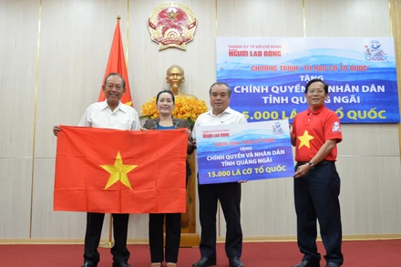 Trao tặng 15.000 lá cờ Tổ quốc cho chính quyền và nhân dân tỉnh Quảng Ngãi.
