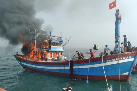 Hiện trường vụ cháy tàu cá QNg 90407TS.