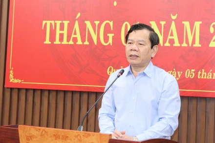 Chủ tịch Ủy ban nhân dân tỉnh Quảng Ngãi Đặng Văn Minh phát biểu tại phiên họp. 