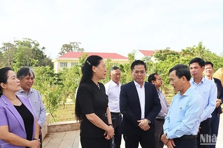 Lãnh đạo tỉnh Quảng Ngãi và Kon Tum trao đổi bên lề Hội nghị triển khai thực hiện chủ trương của Trung ương việc sáp nhập đơn vị hành chính cấp tỉnh Quảng Ngãi và Kon Tum diễn ra vào sáng 15/4 tại hội trường Huyện ủy Kon Plông (Kon Tum).