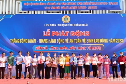Lãnh đạo tỉnh Quảng Ngãi và Liên đoàn lao động tỉnh Quảng Ngãi tặng quà cho cho công nhân, người lao động có hoàn cảnh khó khăn. 