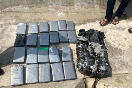 Các gói nylon bên trong nghi chứa ma túy trôi dạt vào bờ biển đảo Lý Sơn, được lực lượng chức năng thu giữ