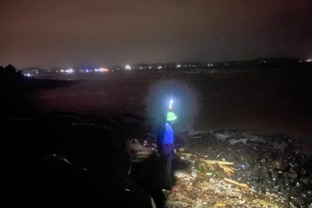 Lực lượng chức năng xuyên đêm tìm kiếm thi thể ngư dân Bùi Thu bị mất tích khi hành nghề câu thúng trên vùng biển huyện Bình Sơn (Quảng Ngãi).