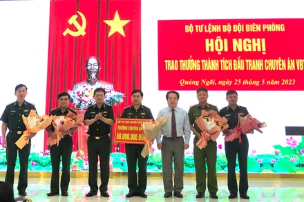 Lãnh đạo Bộ đội Biên phòng và Ủy ban nhân dân tỉnh Quảng Ngãi trao số tiền thưởng 50 triệu đồng cho các đơn vị tham gia chuyên án VBT6. 