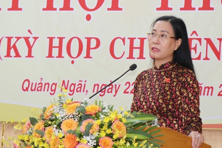 Bí thư Tỉnh ủy, Chủ tịch Hội đồng nhân dân tỉnh Quảng Ngãi Bùi Thị Quỳnh Vân phát biểu tại kỳ họp.