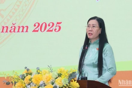 Đồng chí Bùi Thị Quỳnh Vân, Ủy viên Trung ương Đảng, Bí thư Tỉnh ủy, Chủ tịch Hội đồng nhân dân tỉnh Quảng Ngãi phát biểu tại kỳ họp.