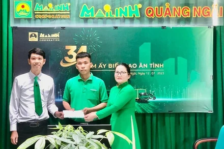 Bí thư Chi bộ và Công đoàn Công ty Mai Linh Quảng Ngãi tuyên dương, khen thưởng tài xế Đặng Văn Nghiêm. (Ảnh: Công ty Mai Linh Quảng Ngãi cung cấp). 