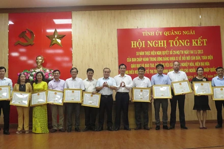 Trao Bằng khen của Ủy ban nhân dân tỉnh Quảng Ngãi cho các tập thể có thành tích xuất sắc trong việc thực hiện Nghị quyết 29-NQ/TW. 