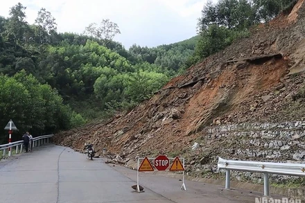 Sạt lở nghiêm trọng tại đèo Eo Chim, thuộc tỉnh lộ 624, đoạn qua địa bàn xã Thanh An, huyện miền núi Minh Long (Quảng Ngãi).