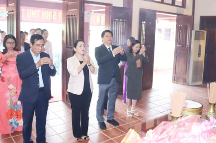 Lãnh đạo tỉnh Quảng Ngãi thành kính dâng hương bày tỏ lòng kính trọng và biết ơn sâu sắc công lao to lớn của Thủ tướng Phạm Văn Đồng. 