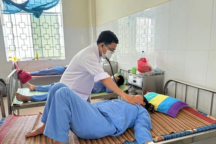 Các bệnh nhân huyện đảo Lý Sơn bị ngộ độc do ăn cá nóc đã qua cơn nguy hiểm. 