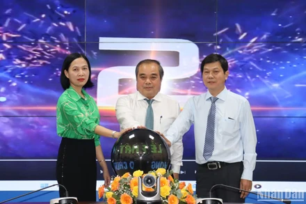 Lãnh đạo tỉnh Quảng Ngãi và các sở, ngành thực hiện nghi thức phát động phong trào chuyển đổi số. 