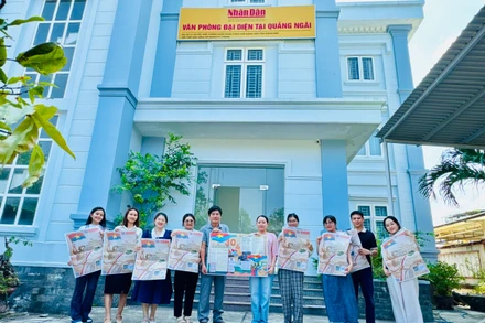 Đại diện Văn phòng Báo Nhân Dân tại Quảng Ngãi trao tặng phụ san đặc biệt của Báo Nhân Dân cho các bạn trẻ.
