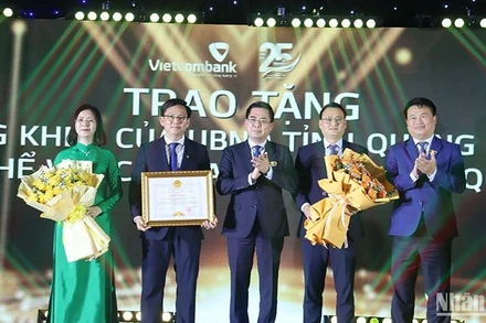 Trao Bằng khen của Ủy ban nhân dân tỉnh Quảng Ngãi cho Vietcombank Quảng Ngãi, đã có thành tích trong xây dựng và phát triển, góp phần vào sự phát triển kinh tế-xã hội của tỉnh Quảng Ngãi.