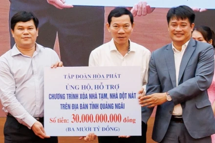 Ông Vũ Xuân Hà, đại diện Công ty cổ phần thép Hòa Phát Dung Quất và Tập đoàn Hòa Phát trao biểu trưng ủng hộ 30 tỷ đồng cho tỉnh Quảng Ngãi triển khai chương trình xóa nhà tạm, nhà dột nát.
