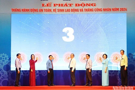 Lãnh đạo tỉnh Quảng Ngãi cùng các sở, ngành và đại diện doanh nghiệp thực hiện nghi thức phát động Tháng hành động về an toàn, vệ sinh lao động và Tháng Công nhân năm 2024. 