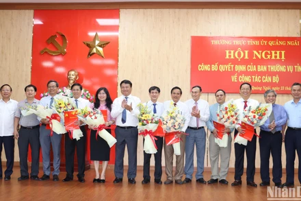 Tập thể Ban Thường vụ Tỉnh ủy Quảng Ngãi chúc mừng 7 Tỉnh ủy viên được phân công nhận nhiệm vụ mới. 