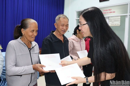 Đồng chí Bùi Thị Quỳnh Vân, Ủy viên Trung ương Đảng, Bí thư Tỉnh ủy, Chủ tịch Hội đồng nhân dân tỉnh Quảng Ngãi trao quà Tết cho các gia đình có hoàn cảnh khó khăn ở phường Trần Phú, thành phố Quảng Ngãi.