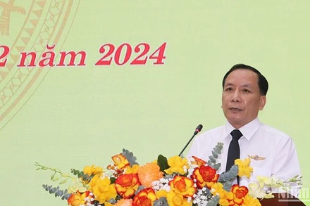 Chánh án Tòa án nhân dân tỉnh Quảng Ngãi Phạm Trung Uy trình bày báo cáo công tác Tòa án tại kỳ họp cuối năm 2024 của Hội đồng nhân dân tỉnh Quảng Ngãi khóa 13, nhiệm kỳ 2021-2026.