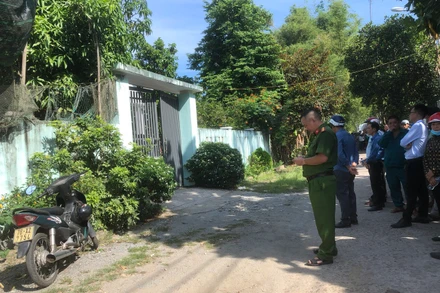 Lực lượng công an có mặt tại hiện trường điều tra vụ án mạng.