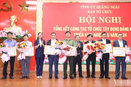 Trao Bằng khen của Ban Thường vụ Tỉnh ủy Quảng Ngãi cho các tổ chức đảng, cơ quan chuyên trách tham mưu, giúp việc Tỉnh ủy đạt tiêu chuẩn "Hoàn thành xuất sắc nhiệm vụ" tiêu biểu năm 2023. 
