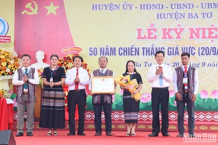 Trao Bằng khen của Chủ tịch Ủy ban nhân dân tỉnh Quảng Ngãi tặng nhân dân và cán bộ xã Ba Vì đã có thành tích trong quá trình xây dựng và phát triển xã Ba Vì.