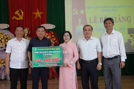 Nguyễn Thị Thu Hà, Giám đốc Trung tâm Nuôi dạy trẻ khuyết tật Võ Hồng Sơn đón nhận tình cảm, sự chung tay chia sẻ từ các cơ quan, doanh nghiệp, địa phương và nhà hảo tâm. 